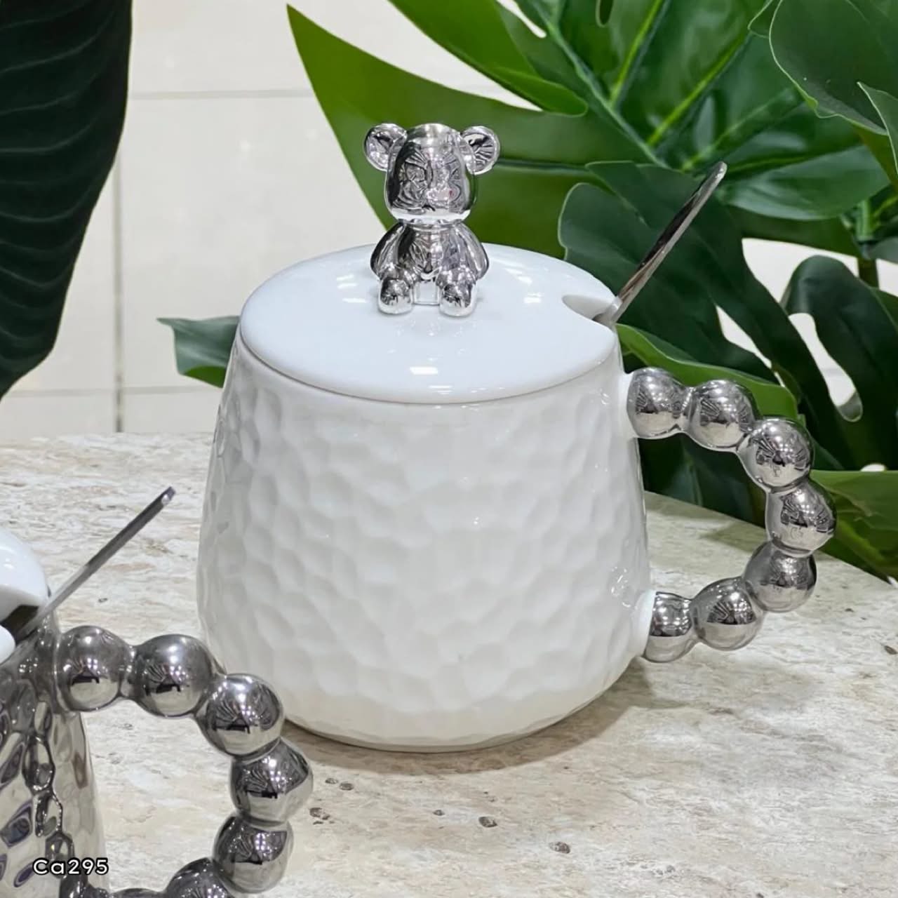 Mugs blanco ceramica detalle oso en tapa manija bolas plateado 430ml